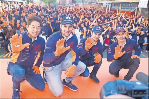  ??  ?? UNIDOS CONTRA EL ‘ BULLYING’. Fujinami, Bou, Pedrosa y Márquez durante el acto en el colegio Sagrada Familia de Jorge Juan.