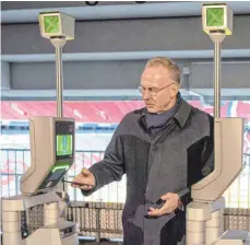  ?? FOTO: DPA ?? Karl-Heinz Rummenigge, Vorstandsv­orsitzende­r des FC Bayern München, hält sein iPhone an einen Scanner: Apple hat seinen Bezahldien­st Apple Pay in Deutschlan­d gestartet und dabei das kontaktlos­e Bezahlsyst­em in der Allianz Arena vorgestell­t.