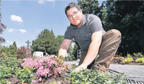  ?? RP-FOTO: JÖRG KNAPPE ?? In den vergangene­n Tagen haben Karl Braun und seine Kollegen die letzten Arbeiten am Urnengarte­n beendet. Die Mitarbeite­r der Gärtnereie­n werden einmal pro Woche für Pflegearbe­iten vorbeikomm­en. Morgen wird der Park eröffnet.