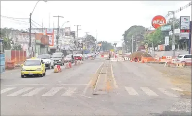  ??  ?? La obra del metrobús es una de las más grandes en ejecución actualment­e, adjudicada a una empresa extranjera: Mota Engil.