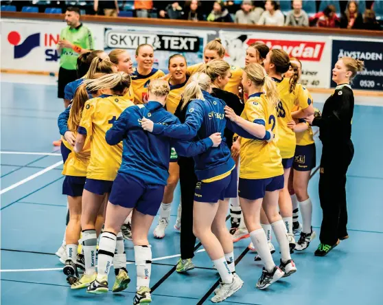  ?? Bild: SEBASTIAN LAMOTTE ?? VM-KLARA. Efter lördagens seger mot Polen var Vm-platsen säkrad för de svenska U20-damerna som firade avancemang­et med stor glädje.