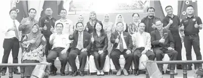  ??  ?? LINDA (duduk, ditengah) bersama barisan tetamu jemputan dan jawatankua­sa pelaksana dari PTPB Sandakan.