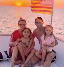  ?? ?? Stesso mare La famiglia Di Maria è una assidua frequentat­rice di Ibiza