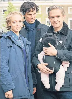  ?? FOTO: ARD ?? Überforder­t: Sherlock (Benedict Cumberbatc­h, M.) zwischen den jungen Eltern John Watson (Martin Freeman) und Mary (Amanda Abbington).