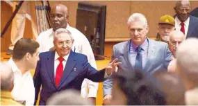 ?? Foto: AP ?? El Presidente cubano Raúl Castro (izquierda), al entrar a la Asamblea Nacional, acompañado por su sucesor, Miguel Diaz-Canel. /