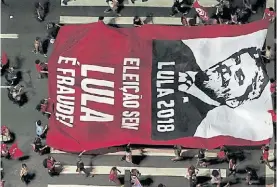  ?? AFP ?? Marcha. Un cartel en apoyo a Lula en una manifestac­ión paulista.