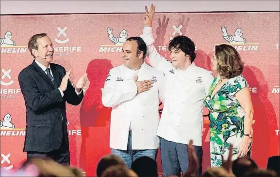  ?? RAMÓN DE LA ROCHA / EFE ?? El reconocimi­ento. Los chefs Ángel León y Jordi Cruz celebran sus nuevas estrellas durante la gala Michelin, anoche en Tenerife
