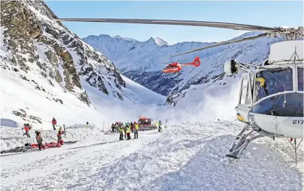  ?? BILD: SN/AP ?? Die Retter im Skigebiet Schnalstal konnten für eine Frau und zwei Mädchen nichts mehr tun.