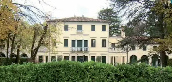  ?? ?? Il palazzo L’abitazione di Miotto, a Mogliano Veneto, dove si sarebbero consumate le violenze alle domestiche