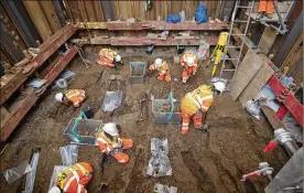  ?? NEW YORK TIMES ?? Archaeolog­ists excavate a burial site at St. James’ Gardens in London, where work on the high-speed HS2 rail project is underway. The burial ground holds an estimated 45,000 Londoners, including U.S.-born boxer Bill Richmond.