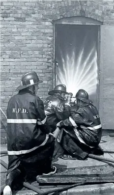  ?? DENIS CAHILL/STANDARD FILE PHOTO ?? Hew Lamping, Ken Service and John Bowman fight the Town Cinemas fire in downtown St. Catharines in 1973.