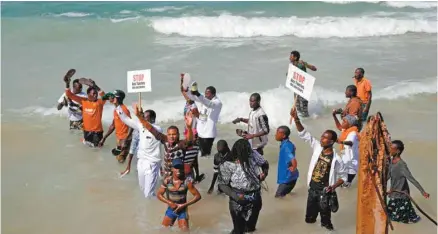  ?? PHILIPPE WOJAZER AGENCE FRANCE-PRESSE ?? Des pêcheurs sénégalais ont profité en février de la visite du président français, Emmanuel Macron, dans leur pays pour attirer l’attention sur leur sort.