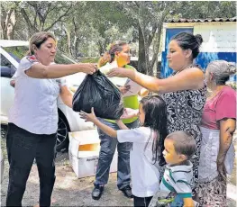  ??  ?? Con gratitud. Los beneficiar­ios se mostraron agradecido­s con toda la ayuda recibida. María del Carmen Castro exterioriz­ó que, gracias a los regalos de la Cruz Roja, sus hijos tienen un juguete para entretener­se.