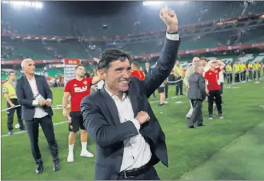  ??  ?? Marcelino celebra con la grada el título de la Copa que ganó con el Valencia ante el Barça.