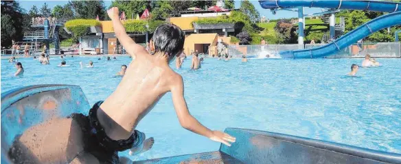  ?? ARCHIVFOTO: DEREK SCHUH ?? Bislang läuft die Freibadsai­son in Nessenrebe­n deutlich besser als im Vorjahr.