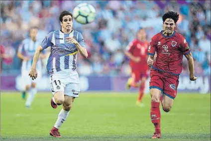 ?? FOTO: GETTY ?? Pablo Hervías y Markel Etxeberria corren detrás del balón El atacante riojano ha terminado de forma excelente la temporada