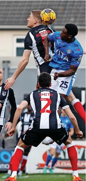  ?? Www.mphotograp­hic.co.uk ?? ●●Isaac Olaofe competes with the Grimsby defence