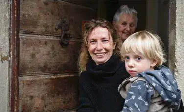  ?? (EDDY MOTTAZ) ?? Le dernier parc dans Meyrin-Village où vit et travaille, depuis plusieurs génération­s, la famille Perrenoud. De gauche à droite: Séverine Perrenoud Kakulya, Arlette Perrenoud et Eloan.