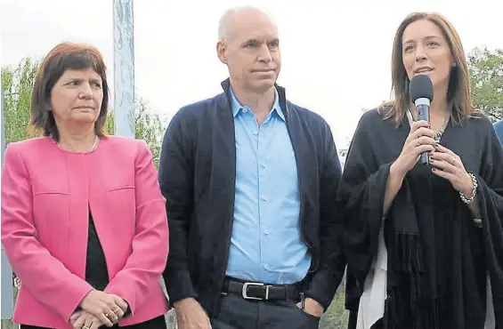  ?? GCBA ?? Renunciami­ento. Patricia Bullrich, que se bajó en Capital, junto a Horacio Rodríguez Larreta y María Eugenia Vidal en la campaña de 2017.