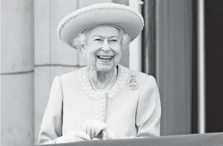  ?? FOTOS: AFP ?? La reina disfrutó durante tres horas el arranque de la celebració­n