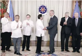  ?? PRESIDENTI­AL FOTO ?? MANILA. President Rodrigo Duterte and Israeli Ambassador to the Philippine­s Rafael Harpaz exchange pleasantri­es after the signing ceremony at Malacañan Palace on Wednesday.