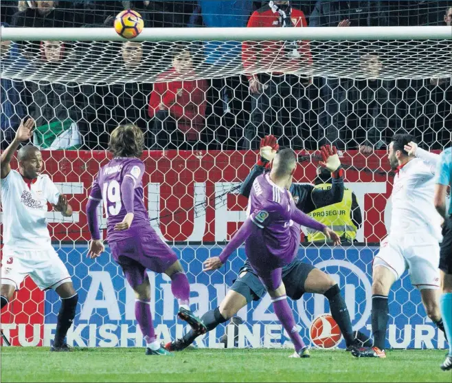  ??  ?? OCASIÓN AL LIMBO. Benzema caza un balón dentro del área pequeña y su remate se va, sorprenden­temente, al cielo de Nervión en el minuto 63.