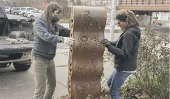  ?? BRIAN RICH/SUN-TIMES ?? Artists Emily Moorhead-Wallace (left) and Janet Austin install their sculpture called Pollinator Habitat on Friday in Ravenswood.