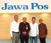  ?? NASIR/IT JAWA POS ?? TAMU REDAKSI: Dari kiri, Direktur Jawa Pos Koran Ivan Firdaus, Kepala UPBJJ UT Surabaya Teguh Prakoso, Pemred Nurwahid, dan Muzammil di Graha Pena Surabaya kemarin.