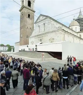  ?? ?? Sindone
Il 2025 sarà l’anno del Giubileo e si ipotizza una nuova ostensione della Sindone nel Duomo di Torino Nella foto l’ultima ostensione del sudario che risale al 2015