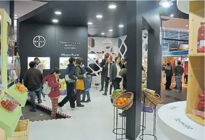  ??  ?? Moderno. Así se presentó el espacio de Bayer en La Rural. La interacció­n con el público fue lo importante.