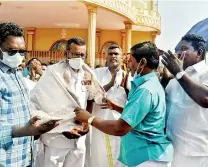  ?? ?? Indian fishermen who took part in the informal talks with Lankan fishermen in a goodwill gesture presented a silk shawl to Northern Navy Commander Priyantha Perera