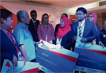  ??  ?? Idris (second from left) and Higher Education Ministry director-general Datin Paduka Dr Siti Hamisah Tapsir (fourth from left) speaking to members of the winning teams.