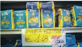  ?? ?? Handgeschr­iebene Preisschil­der fürs Sonderange­bot im italienisc­hen Supermarkt.