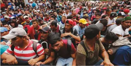  ?? (EFE) ?? RECORRIDO. Migrantes hondureños llegan a la frontera de Agua Caliente, en Guatemala.