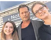  ??  ?? Ein Selfie mit Til Schweiger bekamen die Klinik-mitarbeite­rinnen Carolin Eckel (l.) und Anne Loquingen.