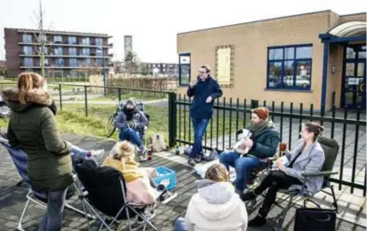  ?? FOTO BOUMEDIENE BELBACHIR ?? Door corona mogen ouders dit jaar niet kamperen voor de school om hun kind in te schrijven.