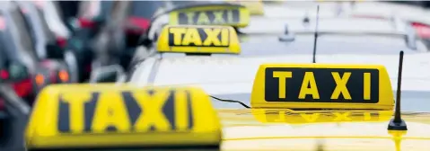  ??  ?? Mercedes-Taxis sind aus der Welt der Fahrdienst­vermittlun­g nicht wegzudenke­n. Nun greift Daimler nach einer Taxi-App.