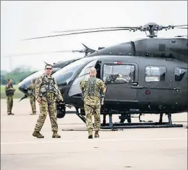  ?? AMANDA VOISARD / AP ?? Dos helicópter­os militares movilizado­s ayer en Austin (Texas)