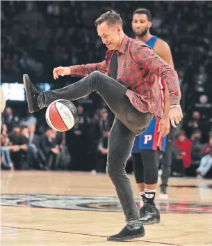  ?? STEVE RUSSELL TORONTO STAR FILE PHOTO ?? Hall of famer Steve Nash, combining his two sports passions to set up Andre Drummond of the Pistons in the 2016 all-star dunk contest, is in demand and in a good place.