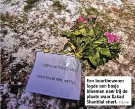  ?? Foto: vln ?? Een buurtbewon­er legde een bosje bloemen neer bij de plaats waar Kakad Shantilal stierf.