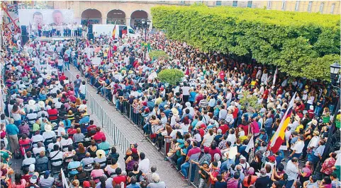  ?? Fotos: Mauricio Ortiz ?? Andrés Manuel López Obrador logró llenar la plaza principal de Celaya con unos 4 mil 500 seguidores. /