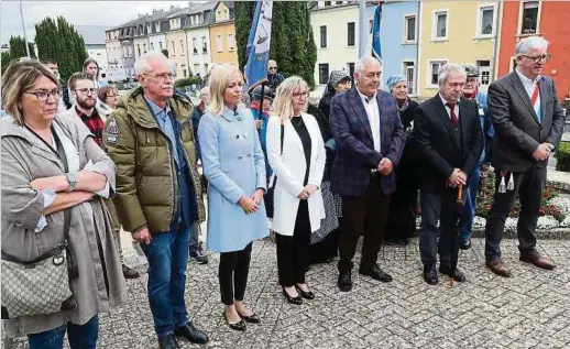  ?? Foto: Raymond Schmit ?? In Anwesenhei­t von Innenminis­terin Taina Bofferding wurden Blumen am Denkmal für Jean Schortgen niedergele­gt.