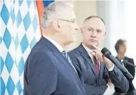 ?? Steinmaure­r/APA] [Tobias ?? Vorbild Bayern: Innenminis­ter Karner (r.) mit dem bayrischen Staatsmini­ster für Inneres, Joachim Herrmann.