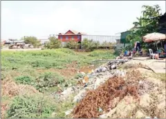  ?? KIM SAROM ?? Some 200 families in Anlong and Boeung Krochab villages are concerned about landfillin­g activities in a natural lake area.