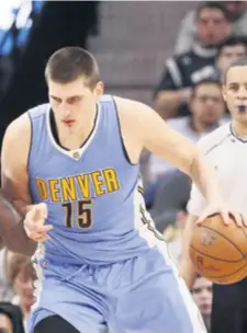  ??  ?? Nikola Jokić prilično neočekivan­o dominira NBA parketima iako je sasvim prosječnih fizikalija, no zato jako brzo igra rukama i vrlo je inteligent­an i visok igrač