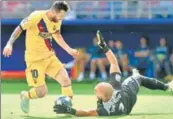  ?? AFP ?? ■ Barcelona's Lionel Messi (L) challenges Eibar's goalkeeper Marko Dmitrovic during a La Liga game.