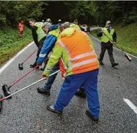  ??  ?? Das Helferteam hatte bei den Zwischenfä­llen auf der Rennstreck­e viel zu tun.