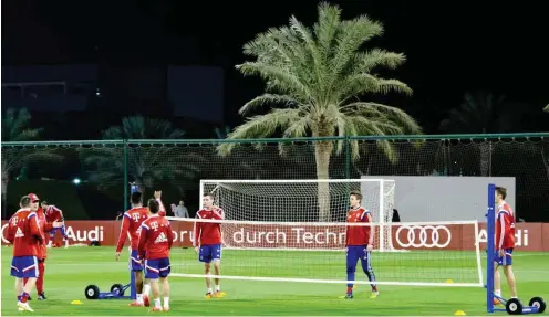  ?? Foto: dpa/Sven Hoppe ?? Bei Temperatur­en von über 20 Grad Celsius lässt es sich für den FC Bayern in Doha auch am frühen Abend noch sehr angenehm trainieren.