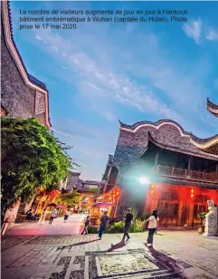  ??  ?? Le nombre de visiteurs augmente de jour en jour à Hankouli, bâtiment emblématiq­ue à Wuhan (capitale du Hubei). Photo prise le 17 mai 2020.