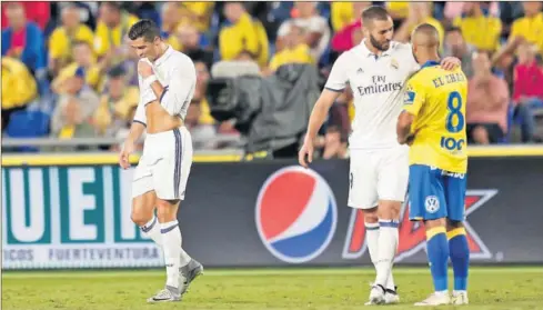  ??  ?? MOLESTO CON SU CAMBIO. Cristiano no asimiló de buen grado la decisión de Zidane de darle descanso pensando en Dortmund.